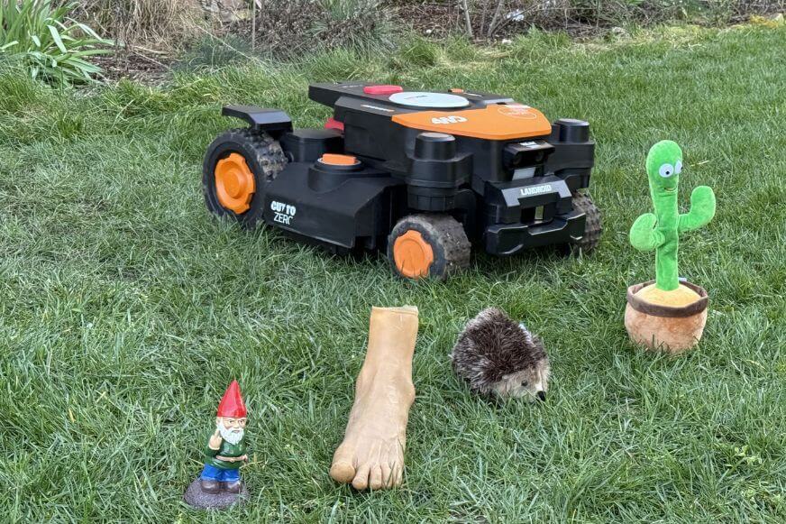 Mähroboter erkennt ein Hindernis auf dem Rasenhang und stoppt